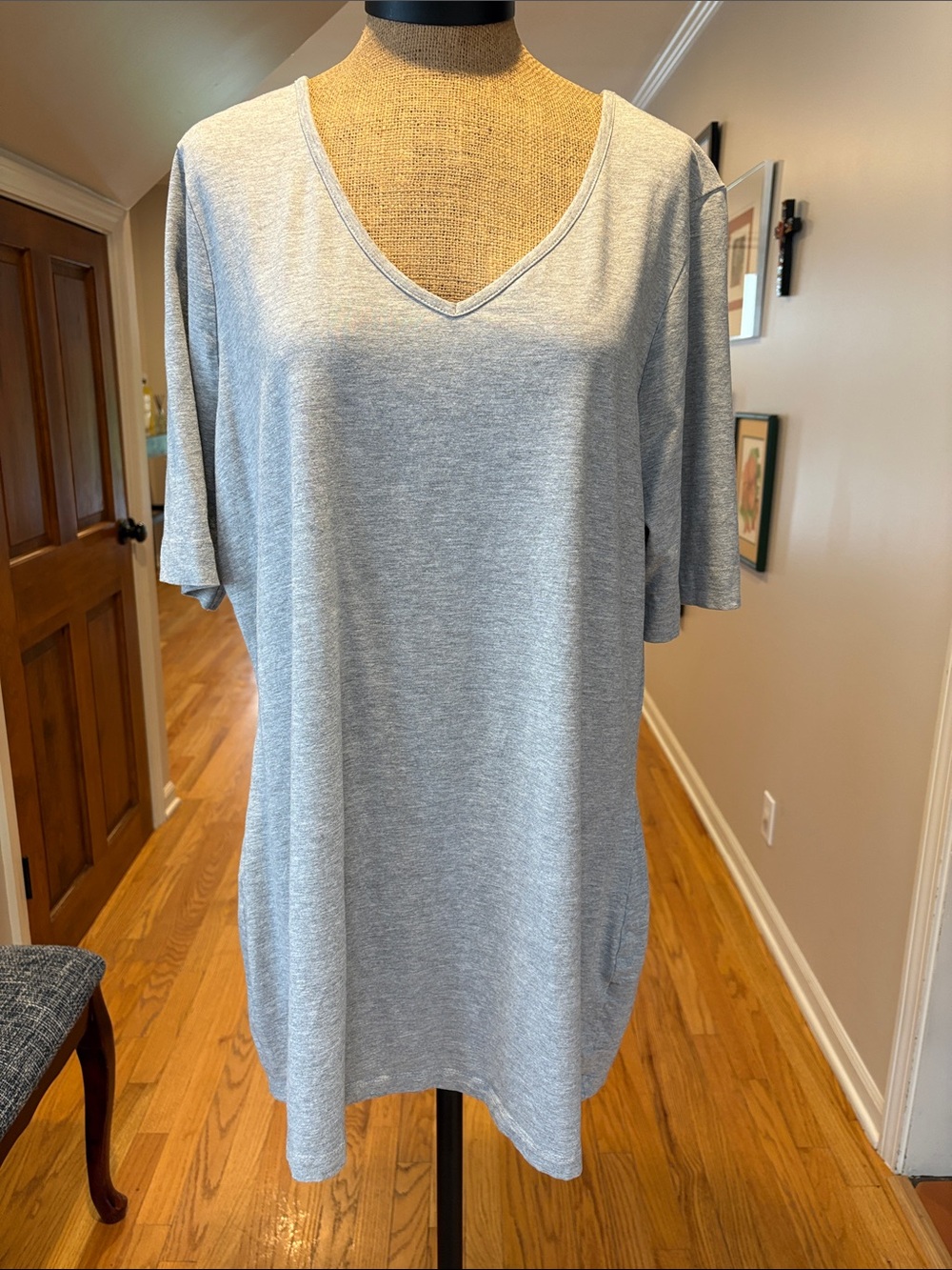 VENUS Light Gray V-Neck Short Sleeve Tee